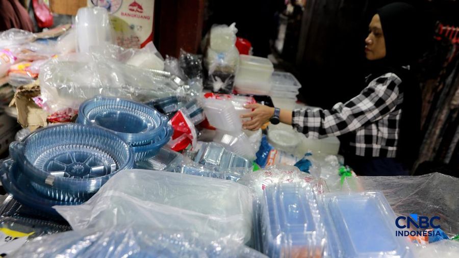 Pekerja merapikan barang kiriman plastik berupa karung di Kawasan Pasar Minggu, Jakarta, Rabu, (1/4/2026). (CNBC Indonesia/Muhammad Sabki)