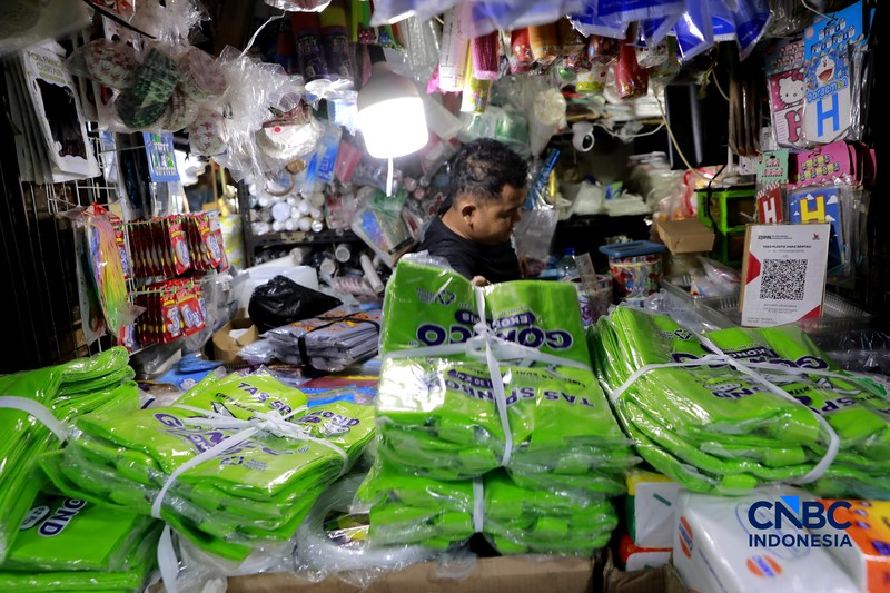 Pekerja merapikan barang kiriman plastik berupa karung di Kawasan Pasar Minggu, Jakarta, Rabu, (1/4/2026). (CNBC Indonesia/Muhammad Sabki)