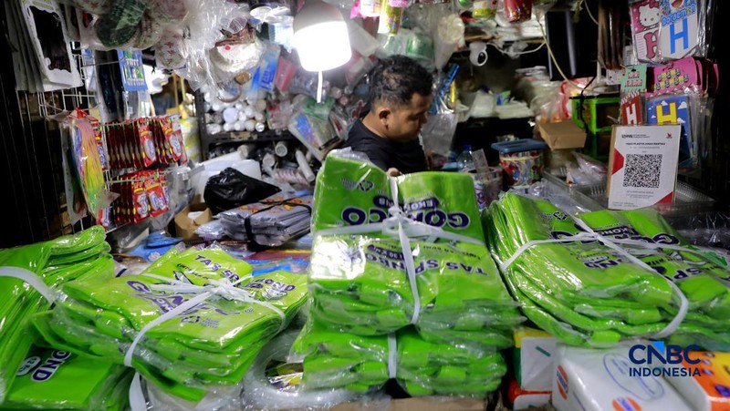 Pekerja merapikan barang kiriman plastik berupa karung di Kawasan Pasar Minggu, Jakarta, Rabu, (1/4/2026). (CNBC Indonesia/Muhammad Sabki)