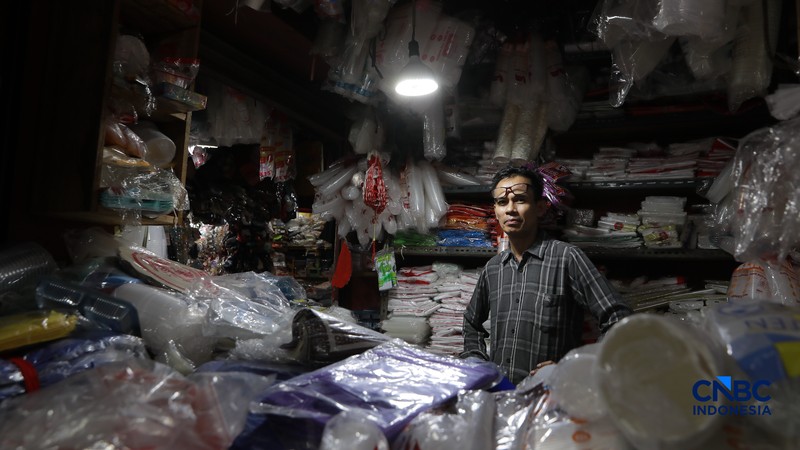 Pekerja merapikan barang kiriman plastik berupa karung di Kawasan Pasar Minggu, Jakarta, Rabu, (1/4/2026). (CNBC Indonesia/Muhammad Sabki)