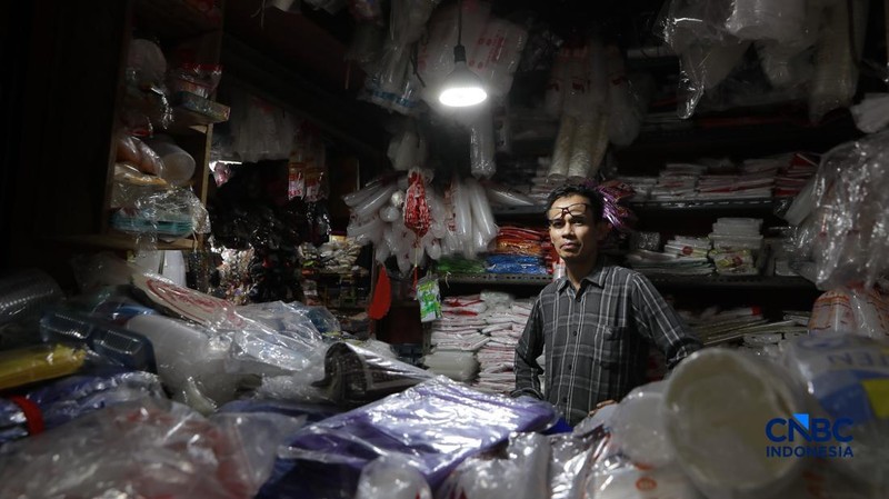 Pekerja merapikan barang kiriman plastik berupa karung di Kawasan Pasar Minggu, Jakarta, Rabu, (1/4/2026). (CNBC Indonesia/Muhammad Sabki)