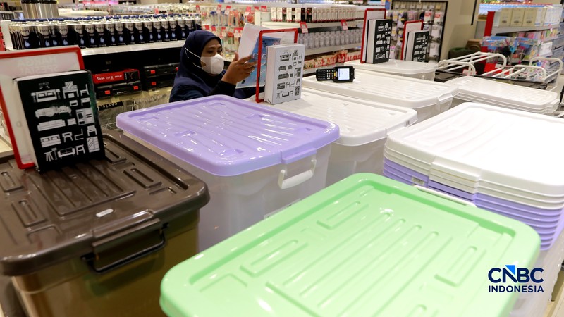 Pekerja merapikan barang kiriman plastik berupa karung di Kawasan Pasar Minggu, Jakarta, Rabu, (1/4/2026). (CNBC Indonesia/Muhammad Sabki)