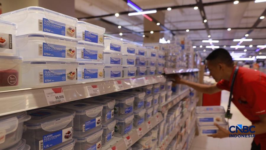 Pekerja merapikan barang kiriman plastik berupa karung di Kawasan Pasar Minggu, Jakarta, Rabu, (1/4/2026). (CNBC Indonesia/Muhammad Sabki)