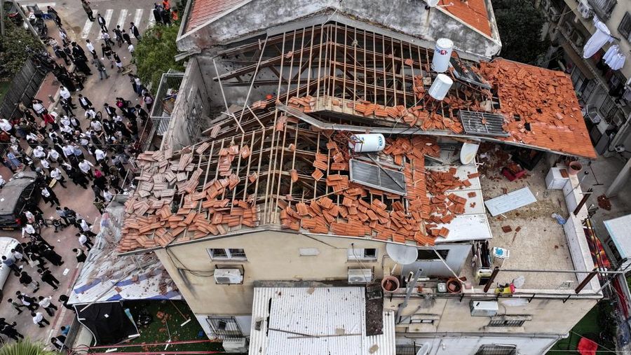 Kerusakan pada kapal tanker minyak mentah Al-Salmi berbendera Kuwait, menyusul serangan yang dilaporkan terjadi, di tengah konflik AS-Israel dengan Iran, 31 Maret 2026. (Kuwait Petroleum Corporation/Handout via REUTERS)