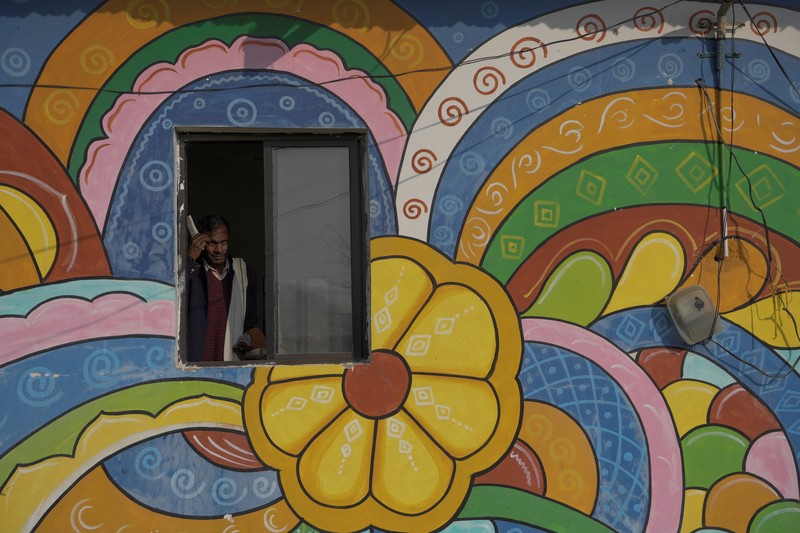 Para penumpang berjalan di atas peron setelah turun dari kereta komuter di stasiun kereta api di Mumbai, India, 21 Januari 2023. (REUTERS/Niharika Kulkarni/File Foto)
