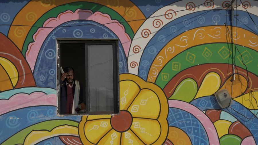 Para penumpang berjalan di atas peron setelah turun dari kereta komuter di stasiun kereta api di Mumbai, India, 21 Januari 2023. (REUTERS/Niharika Kulkarni/File Foto)