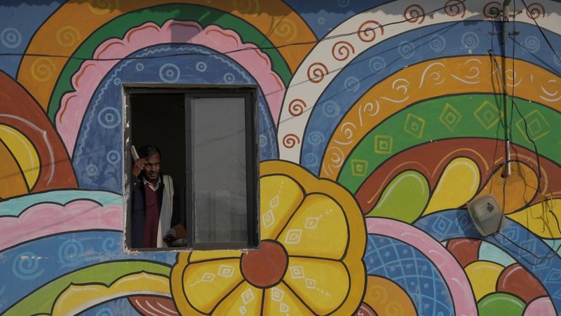 Para penumpang berjalan di atas peron setelah turun dari kereta komuter di stasiun kereta api di Mumbai, India, 21 Januari 2023. (REUTERS/Niharika Kulkarni/File Foto)