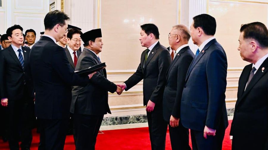 Presiden Prabowo Subianto menerima penghargaan kehormatan tertinggi dari Pemerintah Republik Korea, The Grand Order of Mugunghwa, yang dianugerahkan langsung oleh Presiden Republik Korea Lee Jae Myung, dalam sebuah Friendship Event yang berlangsung di Garden of Sangchungjae, Istana Kepresidenan Republik Korea, pada Rabu, (1/4/2026). (Dok. BPMI Sekretariat Presiden)