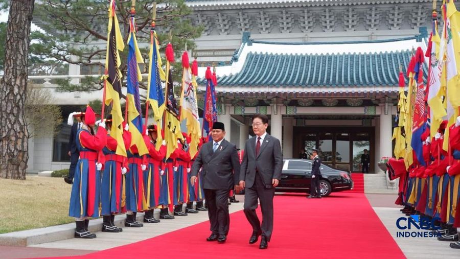 Presiden Prabowo Subianto tiba di Blue House atau Cheong Wa Dae atau kantor dari Presiden Korea Selatan Lee Jae Myung, Rabu (1/4/2026), pada 10.45 waktu setempat. Presiden bersama delegasi disambut dengan upacara kenegaraan. (CNBC Indonesia/Emir Yanwardhana)