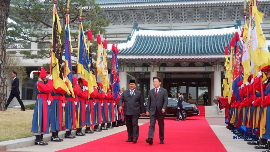 Presiden Prabowo Subianto tiba di Blue House atau Cheong Wa Dae atau kantor dari Presiden Korea Selatan Lee Jae Myung, Rabu (1/4/2026), pada 10.45 waktu setempat. Presiden bersama delegasi disambut dengan upacara kenegaraan. (CNBC Indonesia/Emir Yanwardhana)