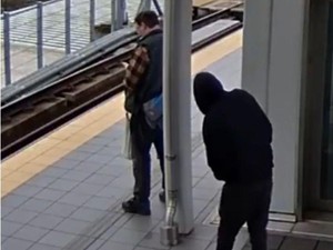 Video: Ngeri! Pria Coba Dorong Orang ke Rel saat Kereta Datang