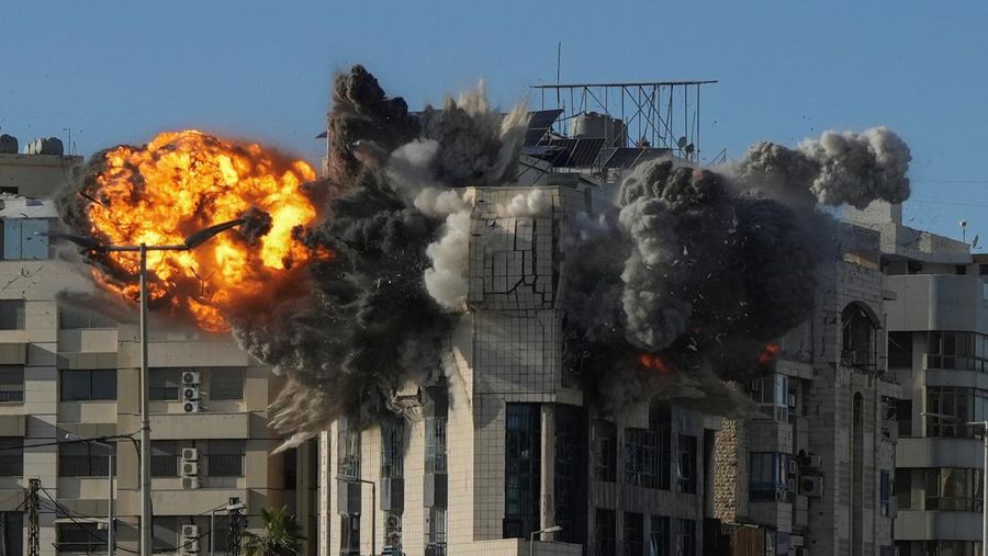 Kerusakan pada kapal tanker minyak mentah Al-Salmi berbendera Kuwait, menyusul serangan yang dilaporkan terjadi, di tengah konflik AS-Israel dengan Iran, 31 Maret 2026. (Kuwait Petroleum Corporation/Handout via REUTERS)