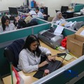 Sejumlah Aparatur Sipil Negara (ASN) menyelesaikan pekerjaannya di Gedung Balai Kota DKI Jakarta, Rabu (1/4/2026). (CNBC Indonesia/Faisal Rahman)