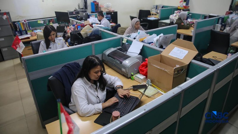 Sejumlah Aparatur Sipil Negara (ASN) menyelesaikan pekerjaannya di Gedung Balai Kota DKI Jakarta, Rabu (1/4/2026). (CNBC Indonesia/Faisal Rahman)