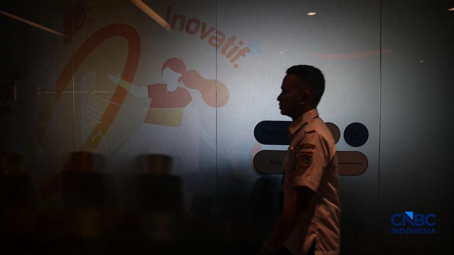 Sejumlah Aparatur Sipil Negara (ASN) menyelesaikan pekerjaannya di Gedung Balai Kota DKI Jakarta, Rabu (1/4/2026). (CNBC Indonesia/Faisal Rahman)