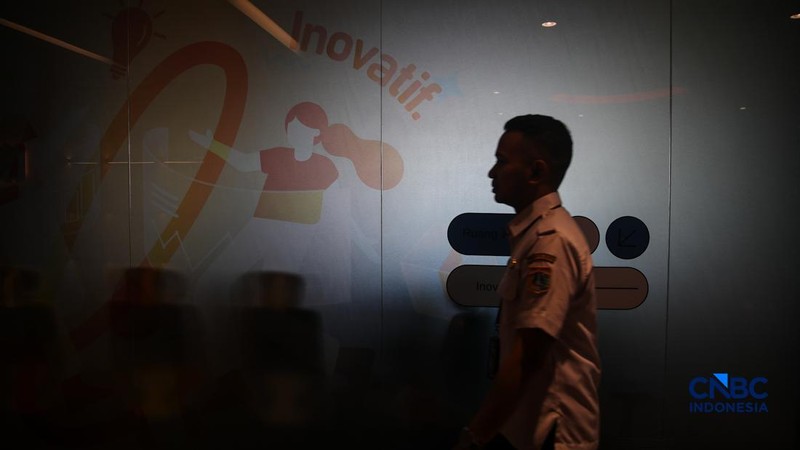 Sejumlah Aparatur Sipil Negara (ASN) menyelesaikan pekerjaannya di Gedung Balai Kota DKI Jakarta, Rabu (1/4/2026). (CNBC Indonesia/Faisal Rahman)