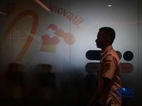 Sejumlah Aparatur Sipil Negara (ASN) menyelesaikan pekerjaannya di Gedung Balai Kota DKI Jakarta, Rabu (1/4/2026). (CNBC Indonesia/Faisal Rahman)