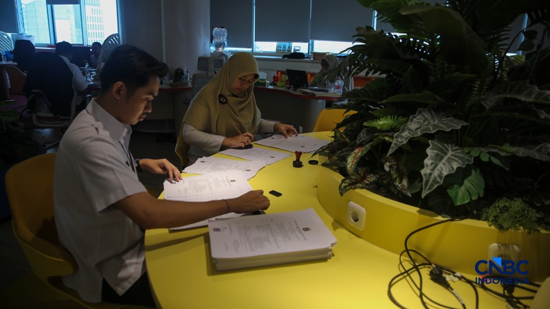 Sejumlah Aparatur Sipil Negara (ASN) menyelesaikan pekerjaannya di Gedung Balai Kota DKI Jakarta, Rabu (1/4/2026). (CNBC Indonesia/Faisal Rahman)