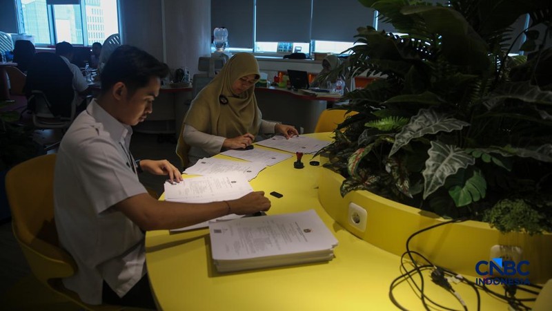Sejumlah Aparatur Sipil Negara (ASN) menyelesaikan pekerjaannya di Gedung Balai Kota DKI Jakarta, Rabu (1/4/2026). (CNBC Indonesia/Faisal Rahman)