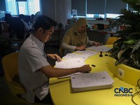 Sejumlah Aparatur Sipil Negara (ASN) menyelesaikan pekerjaannya di Gedung Balai Kota DKI Jakarta, Rabu (1/4/2026). (CNBC Indonesia/Faisal Rahman)