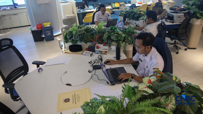 Sejumlah Aparatur Sipil Negara (ASN) menyelesaikan pekerjaannya di Gedung Balai Kota DKI Jakarta, Rabu (1/4/2026). (CNBC Indonesia/Faisal Rahman)