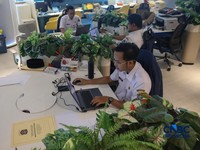 Sejumlah Aparatur Sipil Negara (ASN) menyelesaikan pekerjaannya di Gedung Balai Kota DKI Jakarta, Rabu (1/4/2026).(CNBC Indonesia/Faisal Rahman)