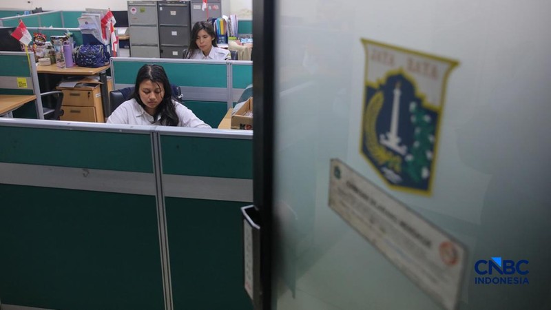 Sejumlah Aparatur Sipil Negara (ASN) menyelesaikan pekerjaannya di Gedung Balai Kota DKI Jakarta, Rabu (1/4/2026). (CNBC Indonesia/Faisal Rahman)