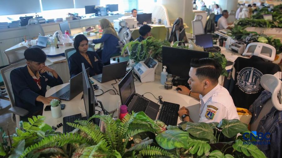 Sejumlah Aparatur Sipil Negara (ASN) menyelesaikan pekerjaannya di Gedung Balai Kota DKI Jakarta, Rabu (1/4/2026). (CNBC Indonesia/Faisal Rahman)