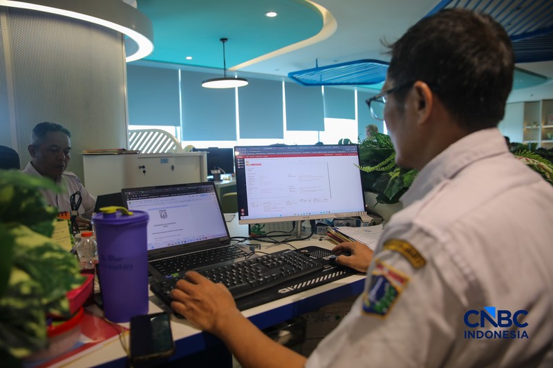 Sejumlah Aparatur Sipil Negara (ASN) menyelesaikan pekerjaannya di Gedung Balai Kota DKI Jakarta, Rabu (1/4/2026). (CNBC Indonesia/Faisal Rahman)