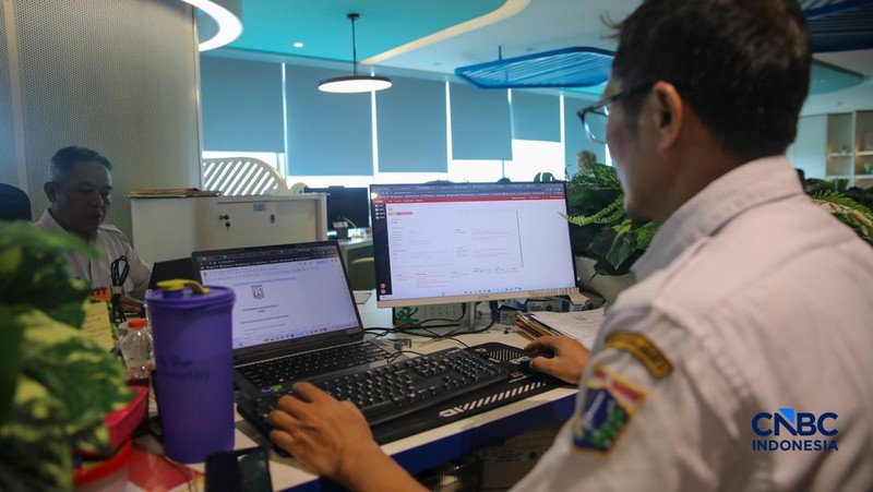 Sejumlah Aparatur Sipil Negara (ASN) menyelesaikan pekerjaannya di Gedung Balai Kota DKI Jakarta, Rabu (1/4/2026). (CNBC Indonesia/Faisal Rahman)