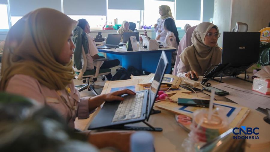 Sejumlah Aparatur Sipil Negara (ASN) menyelesaikan pekerjaannya di Gedung Balai Kota DKI Jakarta, Rabu (1/4/2026). (CNBC Indonesia/Faisal Rahman)