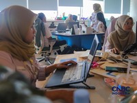 Sejumlah Aparatur Sipil Negara (ASN) menyelesaikan pekerjaannya di Gedung Balai Kota DKI Jakarta, Rabu (1/4/2026). (CNBC Indonesia/Faisal Rahman)