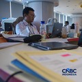 Sejumlah Aparatur Sipil Negara (ASN) menyelesaikan pekerjaannya di Gedung Balai Kota DKI Jakarta, Rabu (1/4/2026). (CNBC Indonesia/Faisal Rahman)