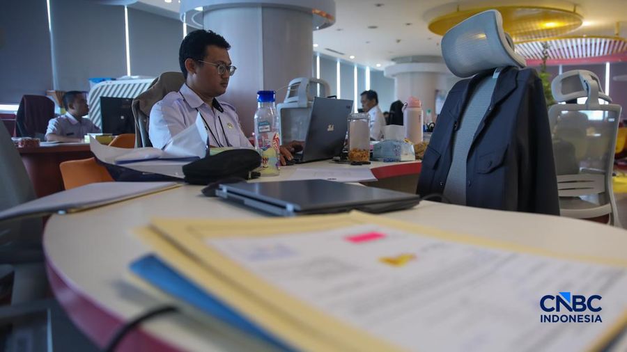Sejumlah Aparatur Sipil Negara (ASN) menyelesaikan pekerjaannya di Gedung Balai Kota DKI Jakarta, Rabu (1/4/2026). (CNBC Indonesia/Faisal Rahman)