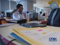 Sejumlah Aparatur Sipil Negara (ASN) menyelesaikan pekerjaannya di Gedung Balai Kota DKI Jakarta, Rabu (1/4/2026). (CNBC Indonesia/Faisal Rahman)