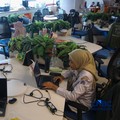 Sejumlah Aparatur Sipil Negara (ASN) menyelesaikan pekerjaannya di Gedung Balai Kota DKI Jakarta, Rabu (1/4/2026). (CNBC Indonesia/Faisal Rahman)