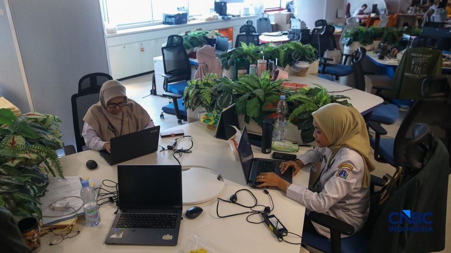 Sejumlah Aparatur Sipil Negara (ASN) menyelesaikan pekerjaannya di Gedung Balai Kota DKI Jakarta, Rabu (1/4/2026). (CNBC Indonesia/Faisal Rahman)