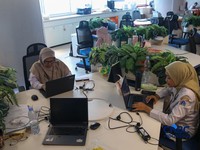 Sejumlah Aparatur Sipil Negara (ASN) menyelesaikan pekerjaannya di Gedung Balai Kota DKI Jakarta, Rabu (1/4/2026). (CNBC Indonesia/Faisal Rahman)