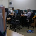 Sejumlah Aparatur Sipil Negara (ASN) menyelesaikan pekerjaannya di Gedung Balai Kota DKI Jakarta, Rabu (1/4/2026). (CNBC Indonesia/Faisal Rahman)