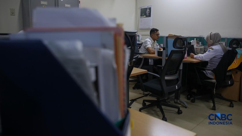 Sejumlah Aparatur Sipil Negara (ASN) menyelesaikan pekerjaannya di Gedung Balai Kota DKI Jakarta, Rabu (1/4/2026). (CNBC Indonesia/Faisal Rahman)