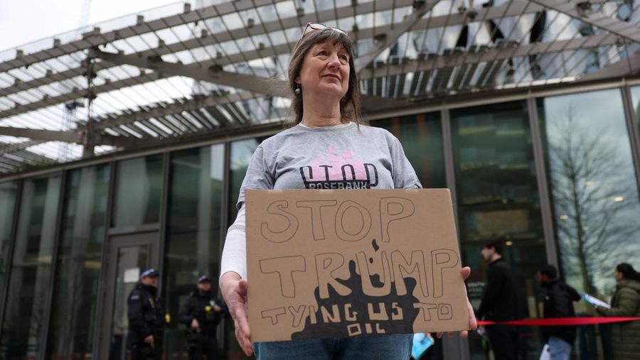 Para demonstran memegang papan tanda selama protes Fossil Free London (London Bebas Bahan Bakar Fosil) terkait ketergantungan pada minyak, di tengah kenaikan harga minyak, seiring berlanjutnya konflik AS-Israel dengan Iran, di luar Kedutaan Besar AS di London, Inggris, 1 April 2026. (REUTERS/Hannah McKay)