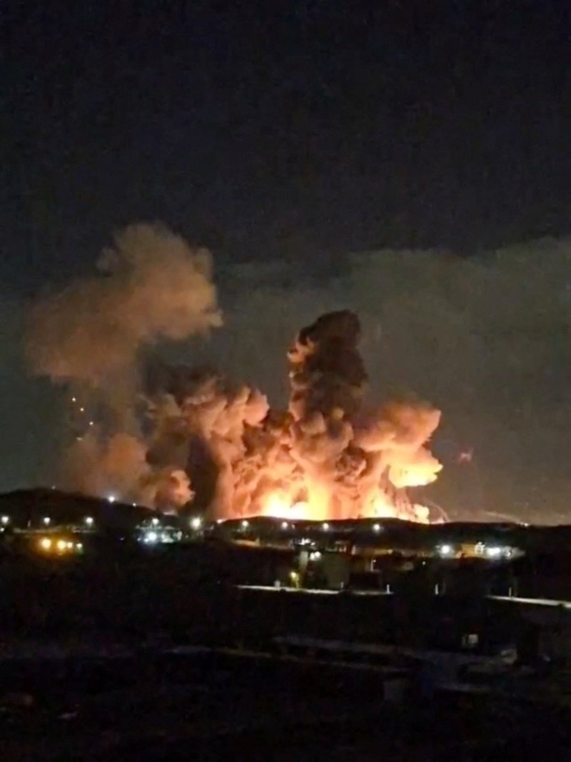 Serangan udara yang dilakukan Amerika Serikat (AS) dilaporkan menghantam Kota Isfahan di Iran tengah pada Selasa (31/3/2026) dini hari. (via REUTERS/IRIB VIA WANA)