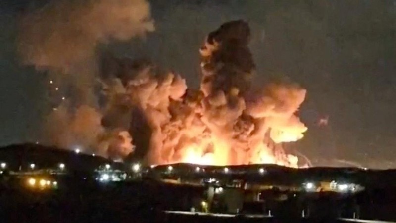 Serangan udara yang dilakukan Amerika Serikat (AS) dilaporkan menghantam Kota Isfahan di Iran tengah pada Selasa (31/3/2026) dini hari. (via REUTERS/IRIB VIA WANA)
