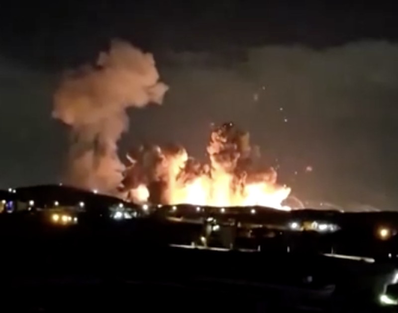 Serangan udara yang dilakukan Amerika Serikat (AS) dilaporkan menghantam Kota Isfahan di Iran tengah pada Selasa (31/3/2026) dini hari. (via REUTERS/IRIB VIA WANA)