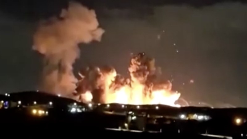 Serangan udara yang dilakukan Amerika Serikat (AS) dilaporkan menghantam Kota Isfahan di Iran tengah pada Selasa (31/3/2026) dini hari. (via REUTERS/IRIB VIA WANA)