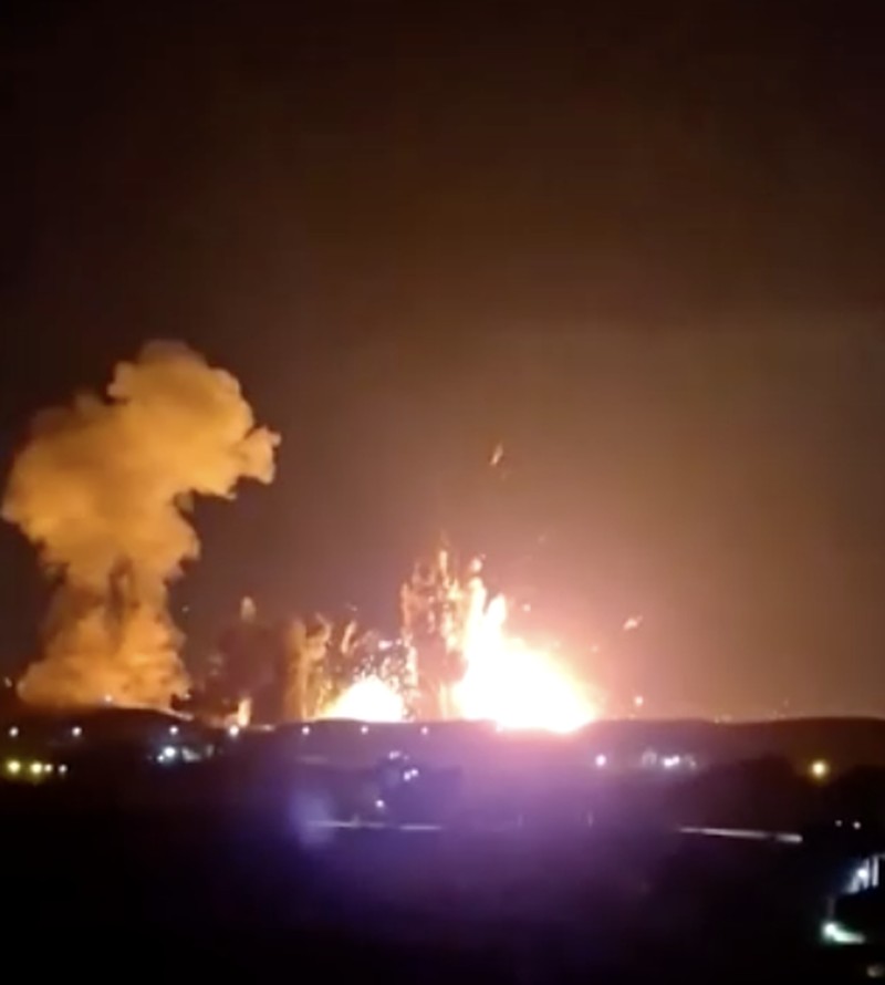 Serangan udara yang dilakukan Amerika Serikat (AS) dilaporkan menghantam Kota Isfahan di Iran tengah pada Selasa (31/3/2026) dini hari. (via REUTERS/IRIB VIA WANA)