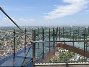 Sky Bridge Transparan Bisa Dinikmati Saat Menginap di Trans Hotel Jakarta