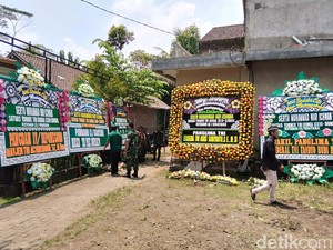 Karangan Bunga Berdatangan ke Rumah Duka Sertu Ichwan di Magelang