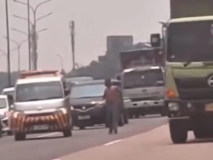 Viral Pria ODGJ Santai Jalan Kaki di Tol Jagorawi Bikin Lalin Macet