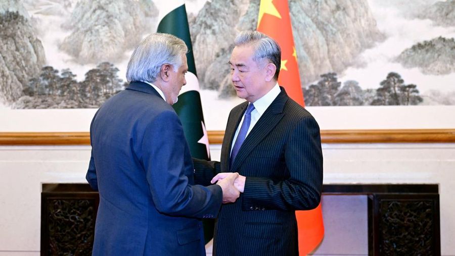 Wakil Perdana Menteri dan Menteri Luar Negeri Pakistan, Senator Mohammad Ishaq Dar, bertemu dengan Menteri Luar Negeri Tiongkok, Wang Yi, di Wisma Negara Diaoyutai di Beijing, Tiongkok, Selasa (31/3/2026). (Departemen Informasi Pers (PID)/Handout via REUTERS)